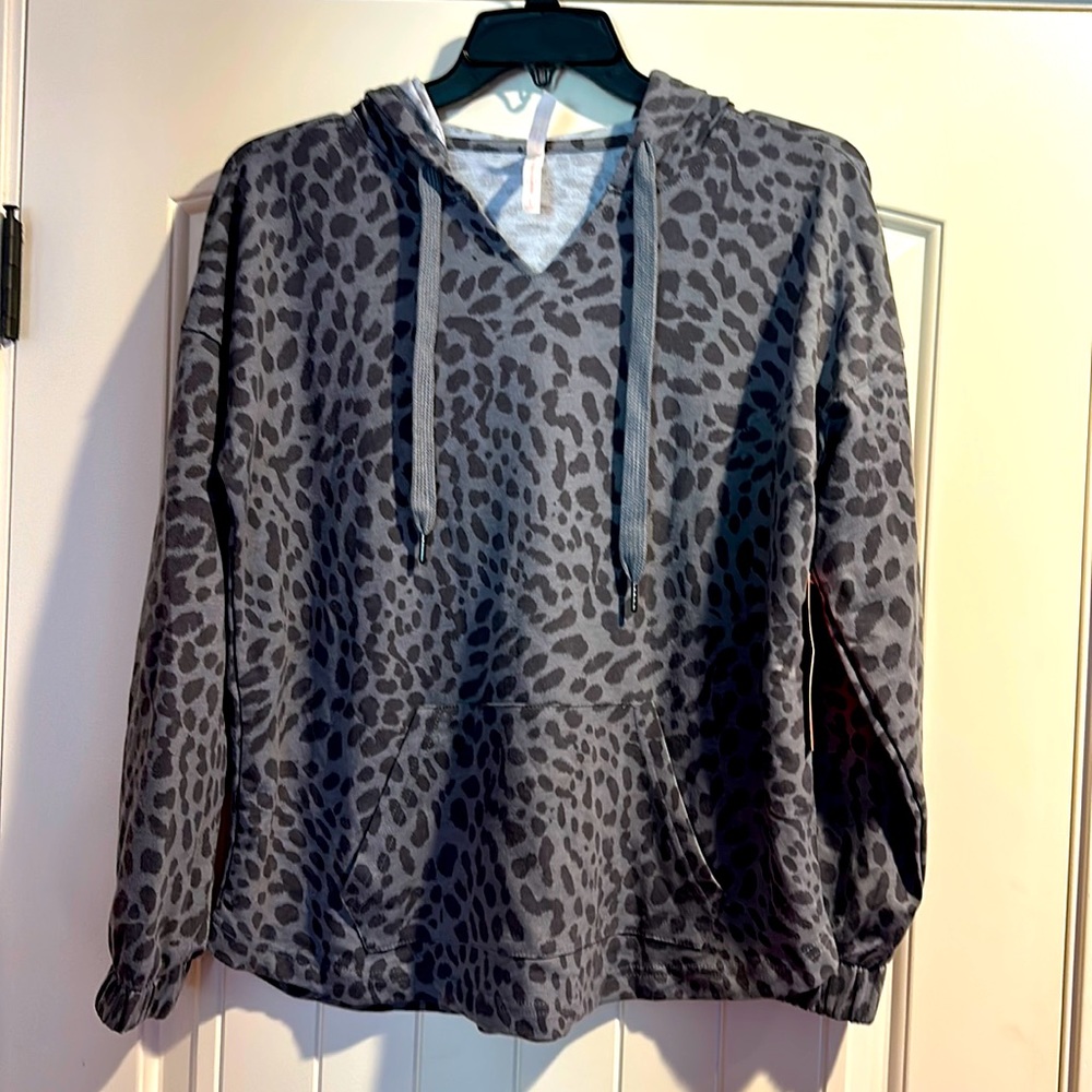 NWT Adrienne vittadini lightweight cheetah hoodie.
